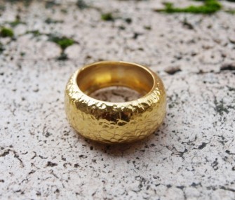 Brass rounded ring with hammered effect (cod.AN.OT.14)