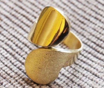 Brass ring with “commas” (cod.AN.OT.17)