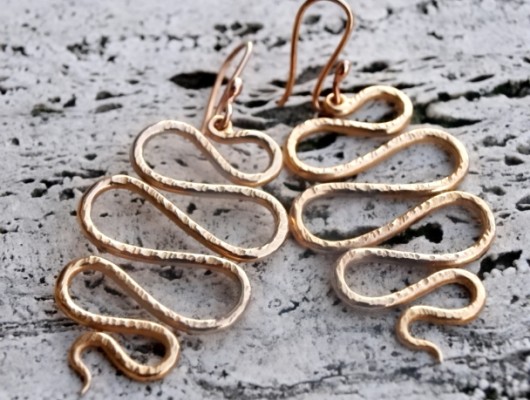 Wave-shaped earrings with hammered effect (cod.OR.BZ.03)