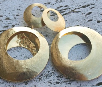 Orecchini in argento con due cerchi bombati e satinati (cod.OR.AG.99)