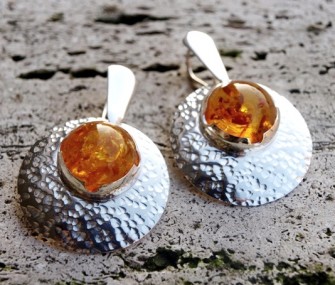 Silver convex earrings with amber (cod.OR.AG.40)