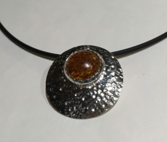 Rounded silver pendant with amber (cod.PN.AG.18)