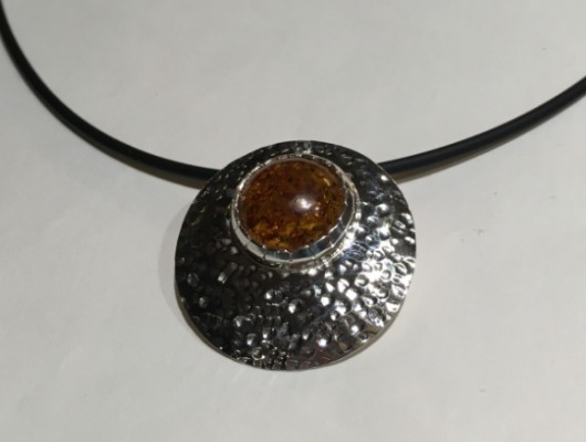Rounded silver pendant with amber (cod.PN.AG.18)