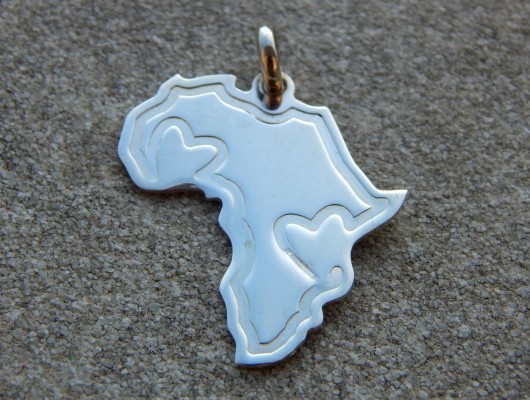 Ciondolo Africa in argento con contorno e due cuori in rilievo (cod. PN.AG.11)