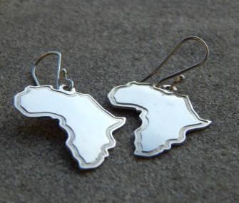 Silver earrings with engraved outline of Africa (code OR.AG.18)