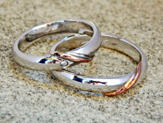 MOEBIUS RINGS IN WHITE GOLD WITH SMALL DIAMOND (Cod. FN.AU.08)
