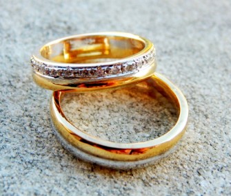 BAGUES DE MARIAGE EN OR JAUNE ET BLANC AVEC DES DIAMANTS (Cod. FN.AU.09)