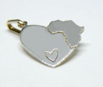 Pendentif en forme de coeur avec l’Afrique et un petit coeur en argent (code PN.AG.30)