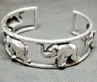 Bracelet en argent avec quatre éléphants (code BR.AG.26)
