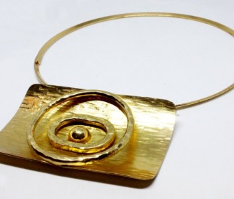 Hammered brass ethnic pendant (PN.OT.22 code)