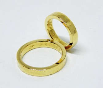 WEDDING RINGS IN GOLD WITH FLAT AND HAMMERED SECTION (Cod. FN.AU.01)