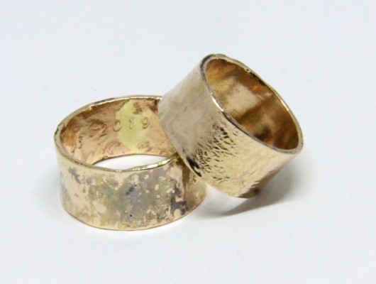 WEDDING RINGS IN GOLD, HIGH BAND AND IRREGULAR STAINED SURFACE (COD. FN.AU.25)