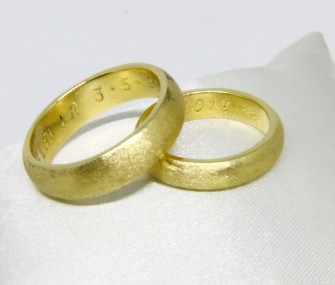 WEDDING RINGS IN GOLD WITH ROUNDED SECTION AND SATIN SURFACE (COD. FN.AU.21)