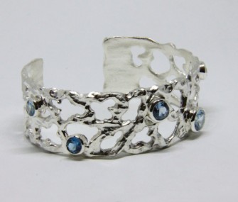 BRACCIALE ETNICO  IN ARGENTO  CON PIETRE DI TOPAZIO AZZURRO (COD. BR.AG.37)