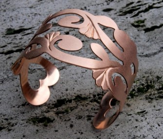 Bracciale in ottone color bronzo con foglie e cuori (cod.BR.BZ.15)